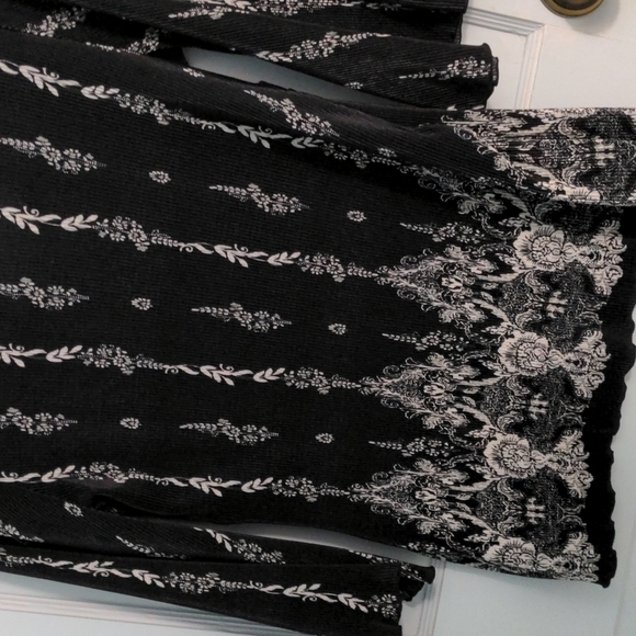 Notations Black and White Size Medium V-Neck with Black Insert - Picture 5 of 8